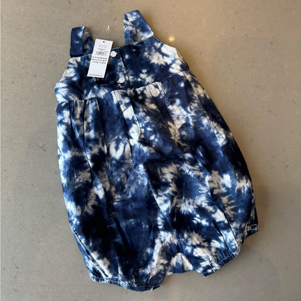 BNWT Bubble Suit from Gap Canada size 6-12 months